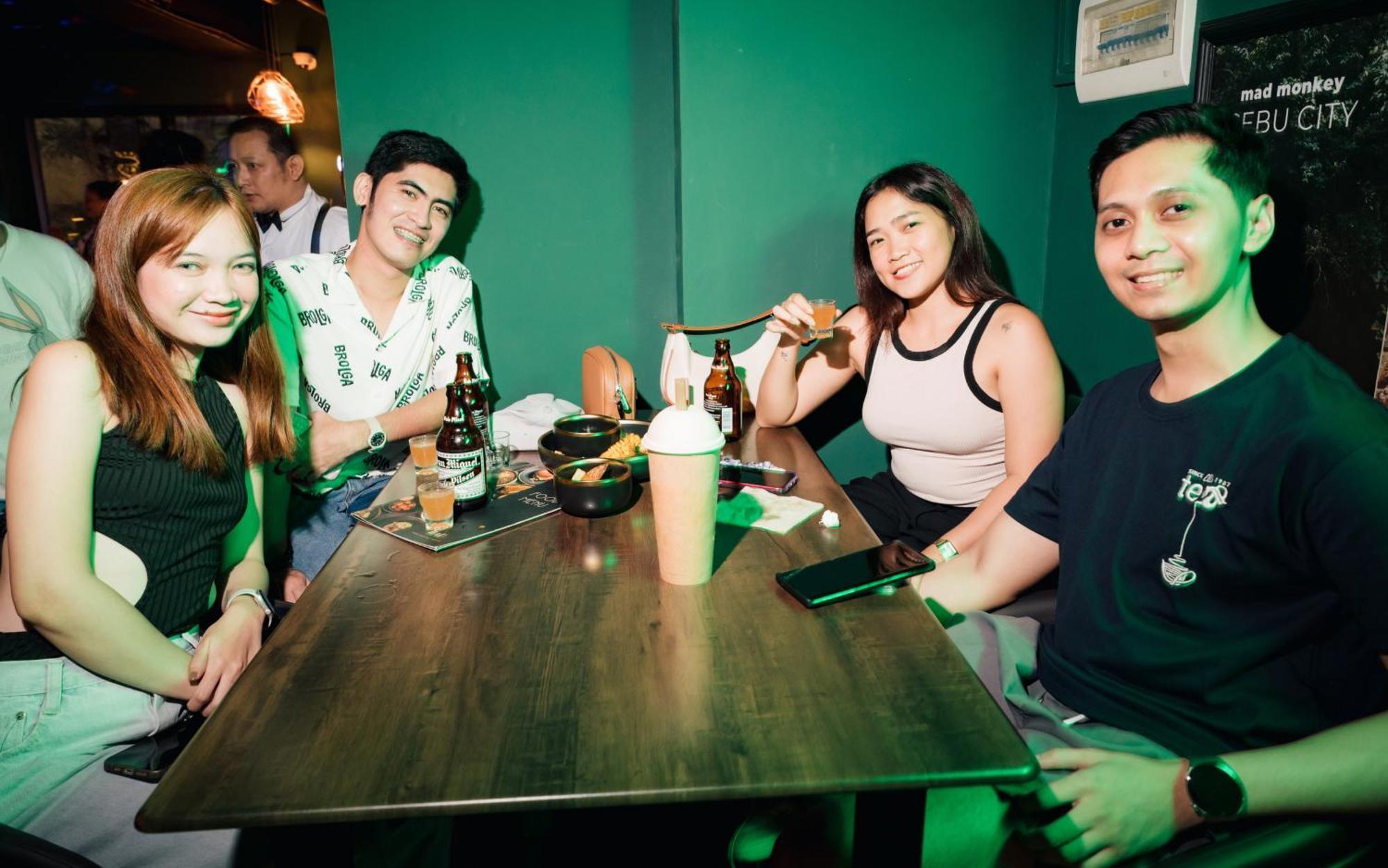 Mad Monkey Manila Hostel Makati City Kültér fotó