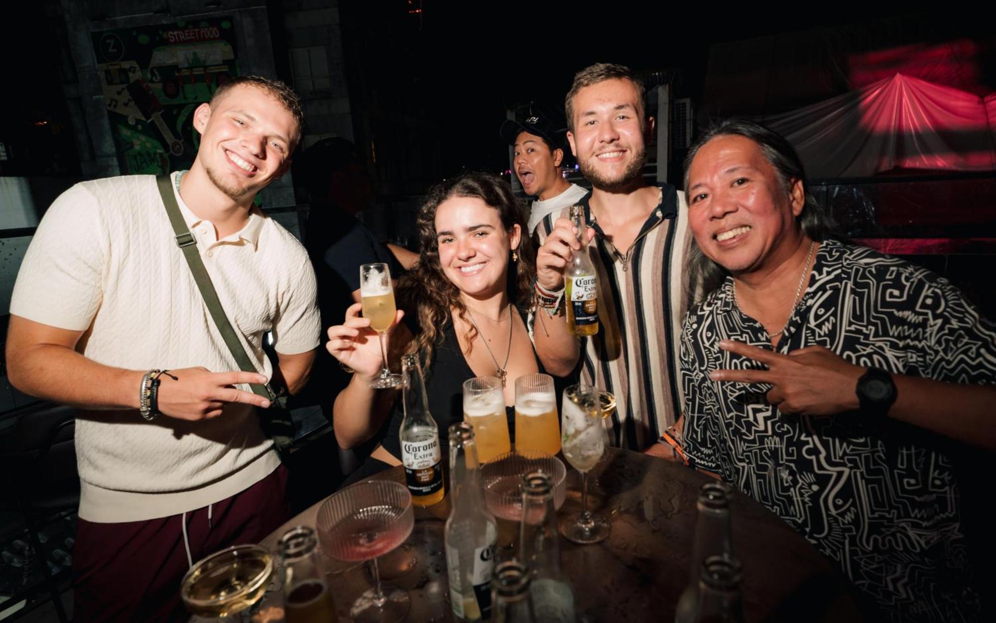 Mad Monkey Manila Hostel Makati City Kültér fotó